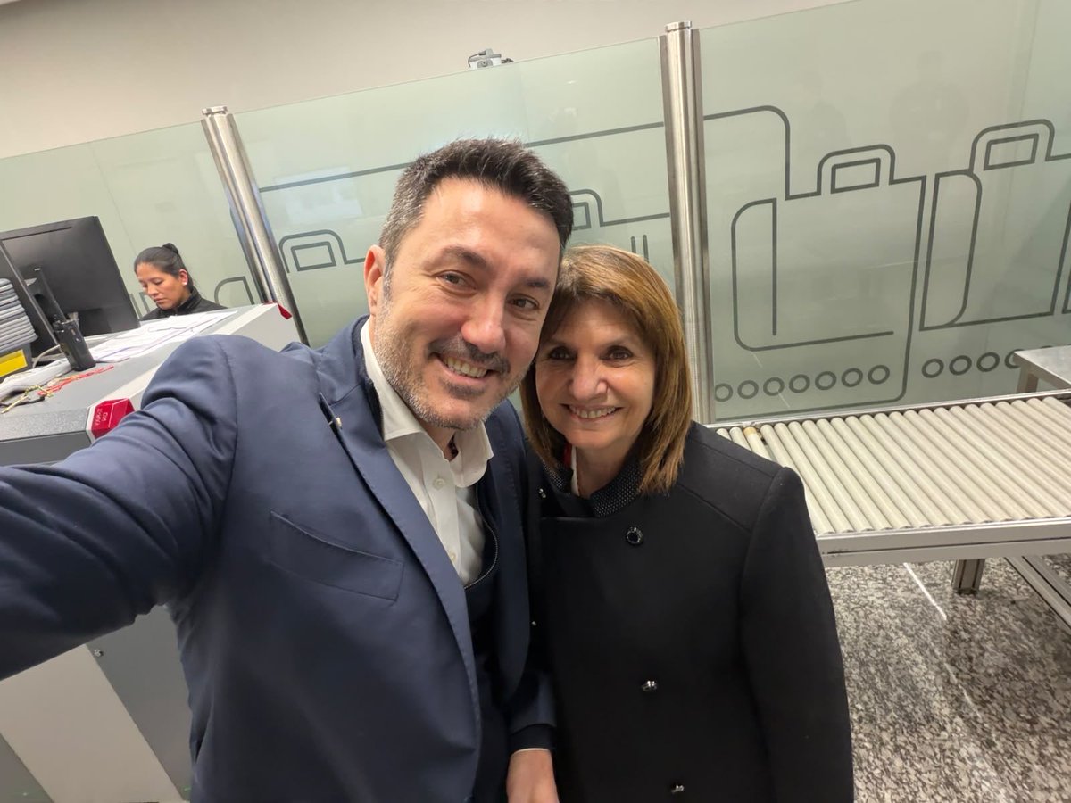 luispetri's tweet photo. Volviendo a Mendoza me crucé a mi gran amiga @PatoBullrich en el aeropuerto que regresaba del Coloquio Idea https://t.co/JGRWzECATh