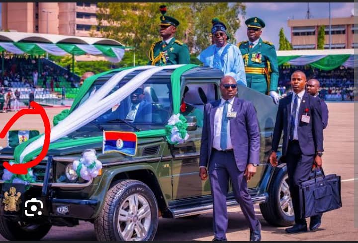 MuviMann's tweet photo. @Updateboyx It's like you're mad. Is this not your paymaster in a vehicle with the coat of arms on a flag? https://t.co/LrkjqtmdkU