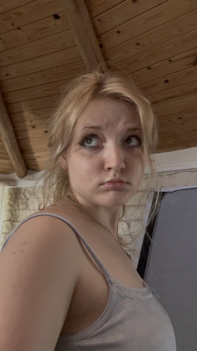 zizzyblizzy's tweet photo. this is the girl cyberstalking your husband btw https://t.co/EVzAbfQBAy