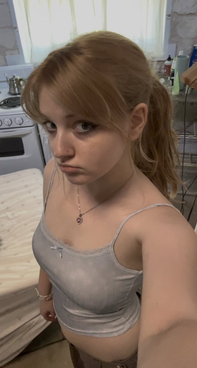 zizzyblizzy's tweet photo. this is the girl cyberstalking your husband btw https://t.co/EVzAbfQBAy