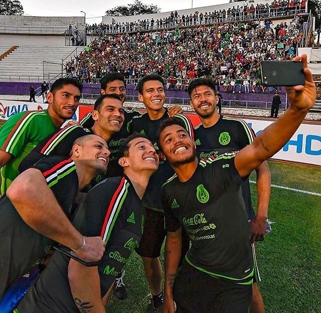 cerezasccrema's tweet photo. no acepto la propaganda de mi rafita mamón, él solo extraña a su familia alr https://t.co/gMyQOZd25k