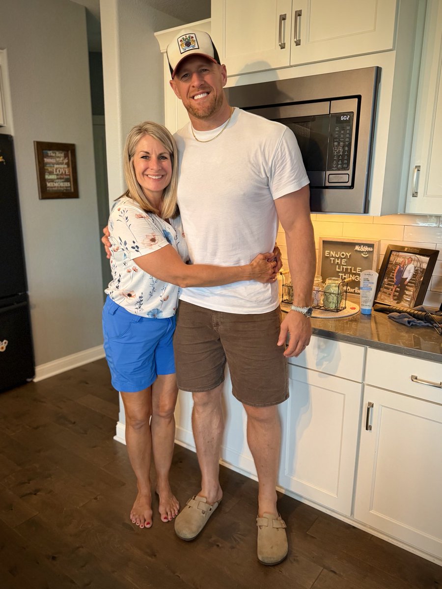 JJWatt's tweet photo. Happy Birthday Mom!!! 

🎂 https://t.co/HkWVAMVtmY