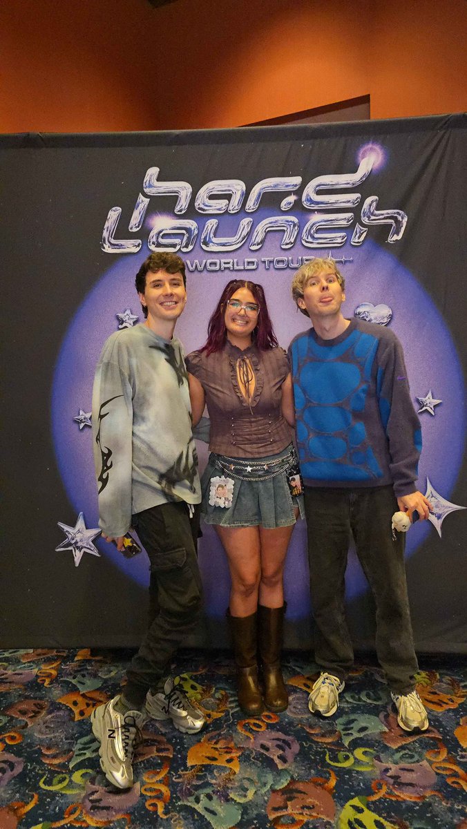 llilachowell's tweet photo. just met dan and phil in chicago #hardlaunchtour 💜💜 https://t.co/jdDzz9m6iY