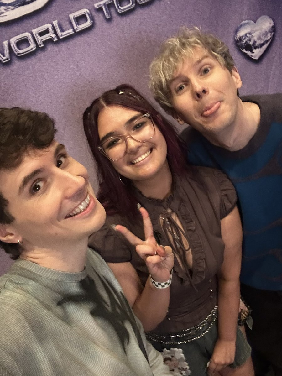 llilachowell's tweet photo. just met dan and phil in chicago #hardlaunchtour 💜💜 https://t.co/jdDzz9m6iY