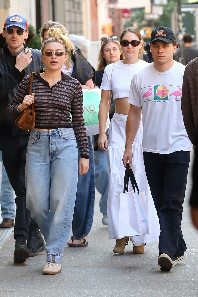 JustJared's tweet photo. Florence Pugh and boyfriend Finn Cole were spotted on a shopping outing in New York City today as her new series #EastOfEden arrives on Netflix.

Photos: Backgrid https://t.co/BwqQiJU8lL