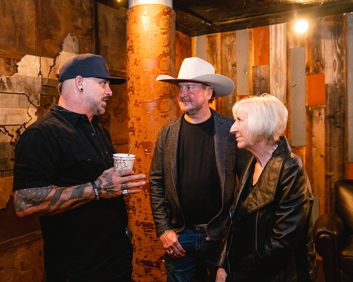KurtBusch's tweet photo. @brantleygilbert absolutely crushed it last night in Vegas. Wonderful intimate setting for a @bundleofjoy fundraiser. Thx @stoneyscountrybar https://t.co/K4PppCc0ZG