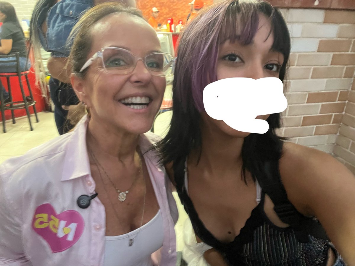 abeazinga's tweet photo. acabei de participar da carreata do Lula e tirei foto com a Natasha nunca fui triste https://t.co/eFb1B55o4K