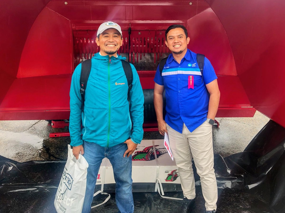 VersaBaggers's tweet photo. A couple of ID912 Versa Bagger Customers from Indonesia stopped by to say "Halo" at our booth at the World Dairy Expo. Erwanto Sastra from Rafles Dairy and Rijal Fauzi from Global Dairi Alami https://t.co/042RDa7d6h