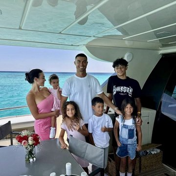 icardo8's tweet photo. 🚨😳¡BOMBAZÓN SOBRE CRISTIANO RONALDO!

Cristiano Ronaldo estaría considerando una ENORME decisión que podría cambiar la identidad nacional de sus hijos. 😳🇵🇹🇦🇷

Los informes aseguran que la superestrella portuguesa quiere que sus cinco hijos obtengan la nacionalidad argentina, el país de su esposa, Georgina Rodríguez.

También se afirma que Ronaldo no quiere que ninguno de sus hijos represente a Portugal a nivel internacional, en medio de las supuestas tensiones con la Federación Portuguesa de Fútbol.

La sugerencia aparentemente viene de la propia Georgina. 👀
