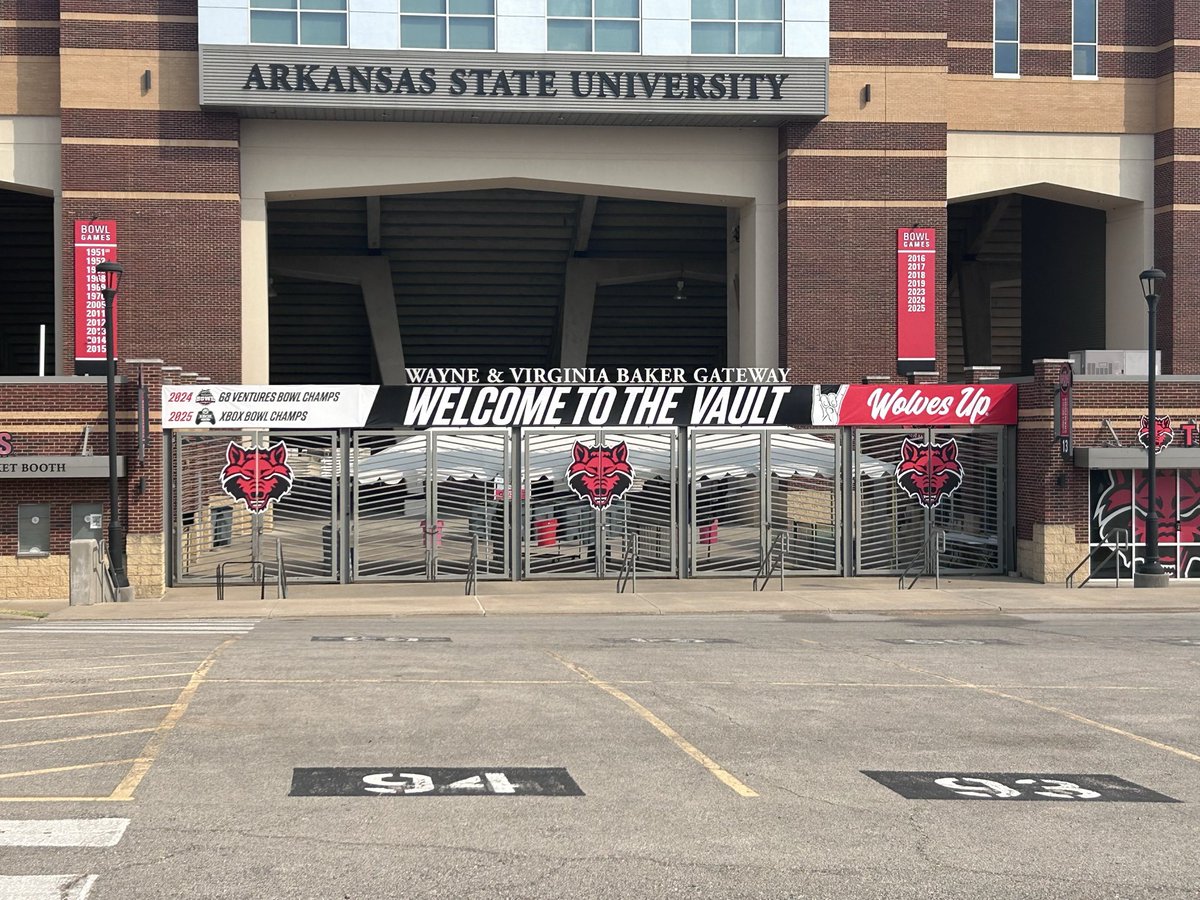 RedWolvesSynd's tweet photo. New Edition to West Gate 2 at the Vault
Highlighting 2024 68 Ventures Bowl Champs & 2025 Xbox Bowl Champs
#WolvesUp #GoRedWolves https://t.co/2FnmZ16zAx