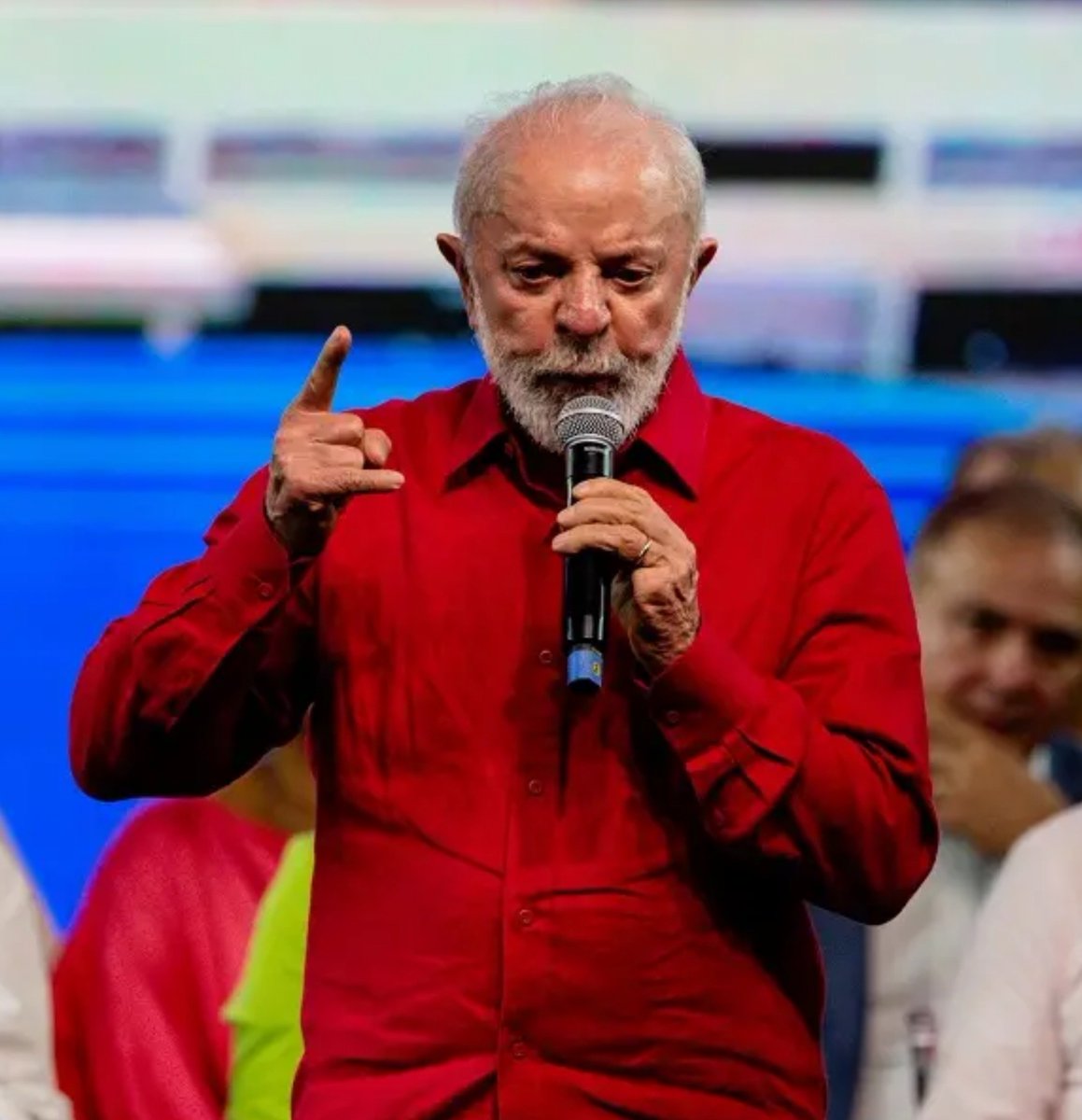 reportersalles's tweet photo. Ministra indicada por Lula ao TSE proíbe Globo de mostrar lugar vazio de Lula

O petista se recusou a participar do debate, mas a emissora foi proibida de evidenciar a ausência do candidato.

Em sua decisão, a ministra Estela Aranha afirmou que a exibição do púlpito vazio — com a possibilidade de os demais presidenciáveis fazerem perguntas a Lula — poderia criar uma “situação de desequilíbrio”.
