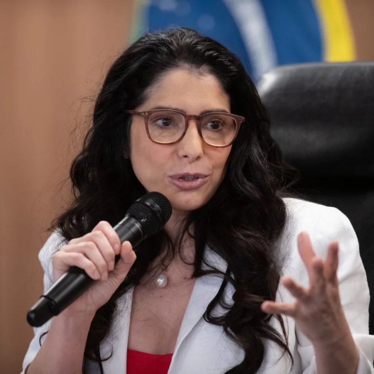 reportersalles's tweet photo. Ministra indicada por Lula ao TSE proíbe Globo de mostrar lugar vazio de Lula

O petista se recusou a participar do debate, mas a emissora foi proibida de evidenciar a ausência do candidato.

Em sua decisão, a ministra Estela Aranha afirmou que a exibição do púlpito vazio — com a possibilidade de os demais presidenciáveis fazerem perguntas a Lula — poderia criar uma “situação de desequilíbrio”.