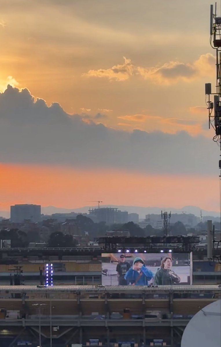 hobaloveu's tweet photo. mis muchachos ensayando con ese cielo tan lindo😭😭😭 viva Colombia https://t.co/ta14zL5JHn