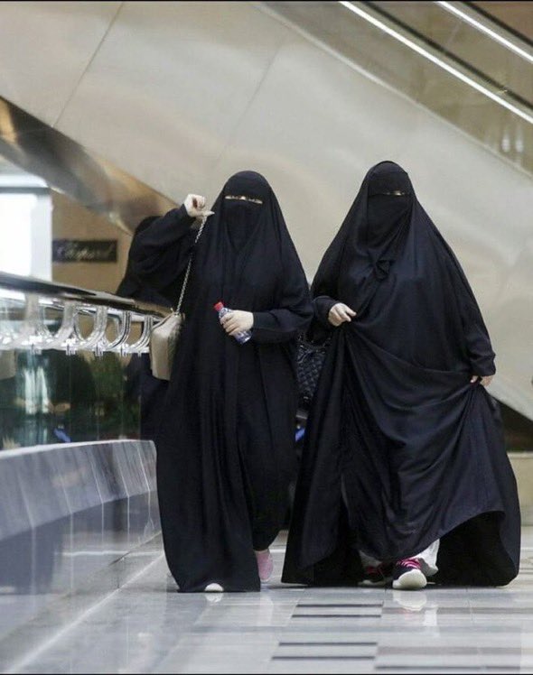 Abod15005's tweet photo. المتدين: ليس فاقداً للشهوات!! 
والمحتشمة: ليست جاهلة بالموضة!! 
والكريم: ليس كارهاً للمال!! حتى المتفوق: ليس محباً للدراسة!! 
ولكنهم.. (أقوياء) في مواجهة أهواء أنفسهم!! فكن ممن قال عنهم الله: ﴿وَأَمَّا مَنْ خَافَ مَقَامَ رَبِّهِ وَنَهَى النَّفْسَ عَنِ الْهَوَىٰ ۝ فَإِنَّ الْجَنَّةَ هِيَ الْمَأْوَىٰ﴾.. 
ولا تكن ممن قال عنهم الله: ﴿قَالُوا رَبَّنَا غَلَبَتْ عَلَيْنَا شِقْوَتُنَا وَكُنَّا قَوْمًا ضَالِّينَ﴾.

#تفهم_ماتفهم_مشكلتك 
#بالنقاب_والعزّة_2030
#النقاب_باق_للابد 
#نقابنا_عزنا