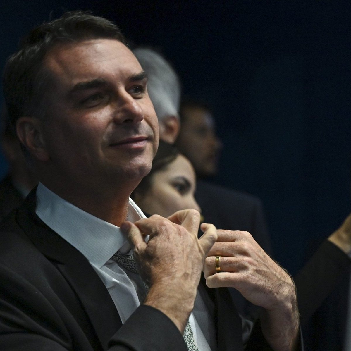 2026Enquetes's tweet photo. 🚨😱 URGENTE:

 Jornalista afirmou que campanha de Flávio Bolsonaro pressionou a Globo para evitar a presença de Renan Santos no debate presidencial.

🗞️UOL https://t.co/vokMClo0Wd