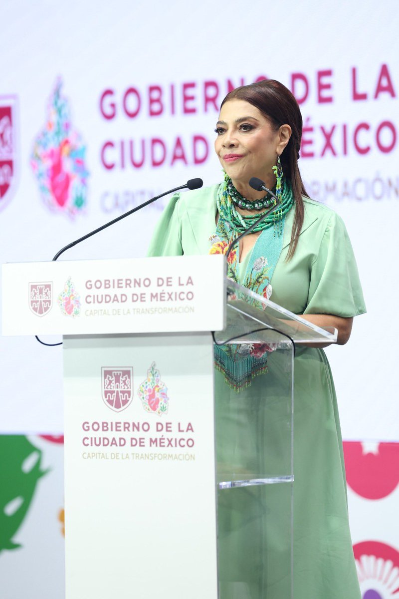 TELE_URBAN's tweet photo. 🟢 🏪🏙️ La jefa de @GobCDMX, @ClaraBrugadaM, afirmó que proteger a los negocios locales significa también cuidar la economía de los barrios y a las familias que dependen de ellos.

✅ Señaló que su administración avanza hacia un modelo de verificación preventiva y correctiva, enfocado en resolver problemas, con cero tolerancia a la corrupción y a situaciones que pongan en riesgo a las personas o comunidades.

✅ Brugada sostuvo que los procesos administrativos y las situaciones que pueden ser subsanadas no deben terminar provocando el cierre o la ruina de un negocio y, con ello, afectar a familias completas 🤝