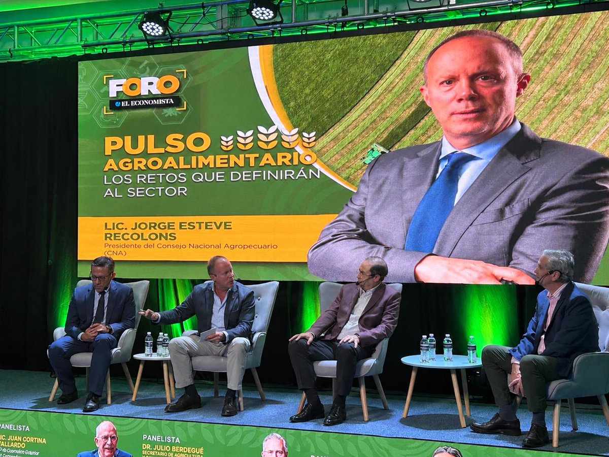 Jorge_EsteveR's tweet photo. 🌱 Hoy participé en el foro “Pulso Agroalimentario. Los retos que definirán al sector”, organizado por @eleconomista, un espacio muy valioso para poner sobre la mesa los retos y oportunidades del campo mexicano.

México tiene enormes posibilidades para elevar su productividad, pero necesitamos certidumbre, financiamiento, seguridad, sanidad, tecnología y una visión de largo plazo para aprovecharlas y atraer a las nuevas generaciones.

Agradezco a El Economista por la invitación y por reunir a @CortinaGallardo, @JulioBerdegue, @derosenzweig,  @Juan_GCMA y @JesusAlanElizon, con quienes fue un gusto intercambiar perspectivas y conocimiento sobre los desafíos que enfrenta el sector. También reconozco a Luis Miguel González por facilitar una conversación tan enriquecedora.

El campo tiene mucho que aportar al futuro de México; hagamos de sus oportunidades una realidad. 🇲🇽