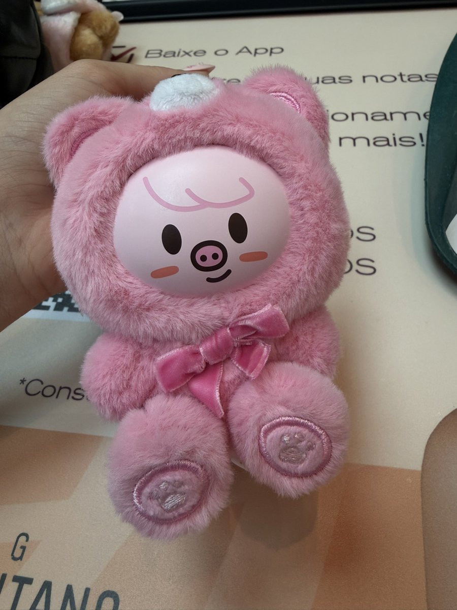 jisungzips's tweet photo. alguém tem interesse nesse dwaekki cheirinho de morango???? por favor me ajudem a achar um lar pra ele, vendo pelo mesmo valor da pop up, acompanha caixa https://t.co/fLWax0Tkmc