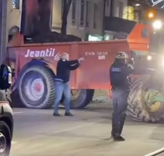 VIEUILLEJCharle's tweet photo. Allo @NunezLaurent, vous vous souvenez des manifestations PACIFIQUES des #Agriculteurs🇨🇵!
  Avec quelle violence vous les avez réprimées ?
  Eux n'ont pourtant rien cassé ni brulé!
  Eux n'ont ni insulté, ni agressé, ni blessé des Forces de l'ordre.
  Où sont passés vos hélicoptères, vos centaures, vos canons à eau?
   Les Commissaires et CRS n'ont plus le droit de sortir leur arme de service pour intimider les récalcitrants?
    Pourquoi laissez-vous ces voyous et ces sauvageons détruire, brûler, agresser en toute impunité ?
    Ce spectacle est une honte pour la France. 
  La faiblesse de l'État, par lâcheté ou soumission, est un encouragement à poursuivre la destruction de la France que détestent ces jeunes délinquants violents et séditieux.