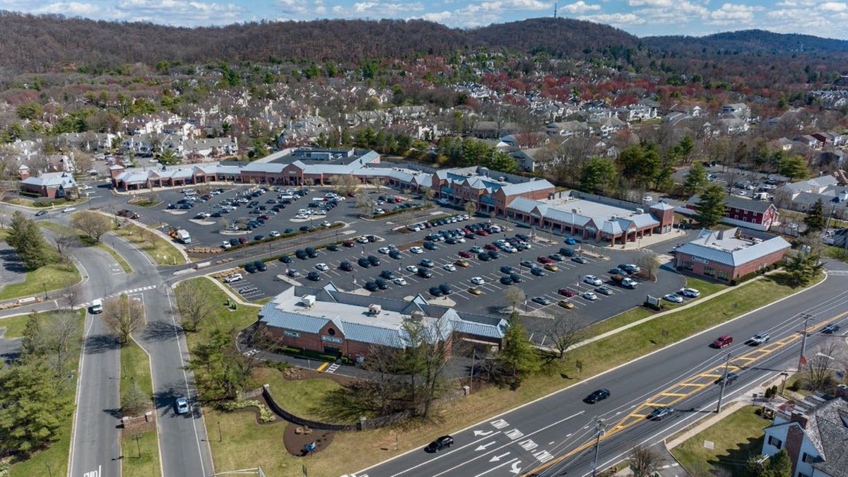 CREMarketBeat's tweet photo. JLL Capital Markets Brokers Sale of Grocery-Anchored The Hills Village Center in Bedminster NJ
Read the full article below...
https://t.co/eRHOeplabF
#CRE #retail https://t.co/o1wr0Za2q4