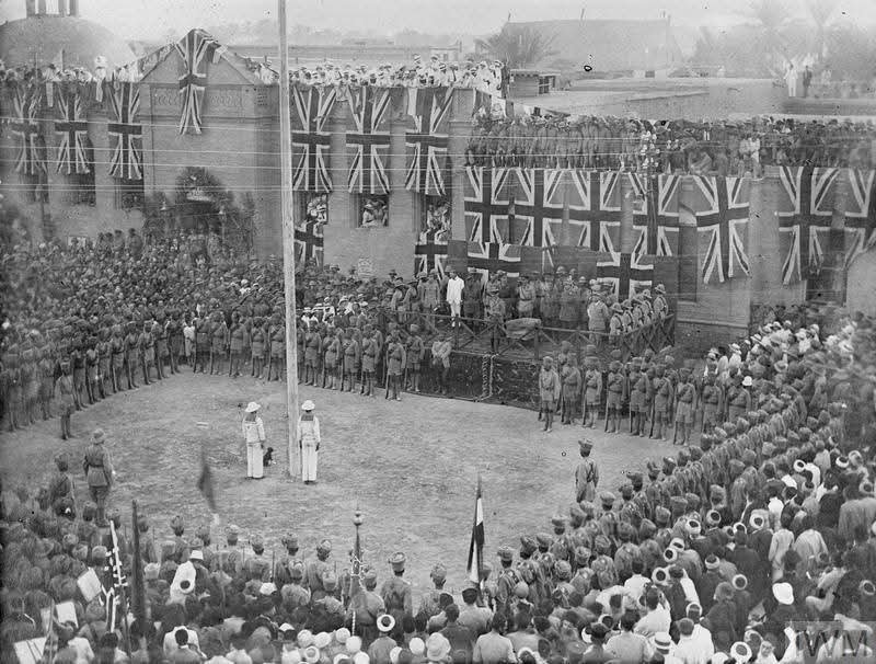 asilturkmilleti's tweet photo. Bu fotoğraf 2 Kasım 1918'de
Bağdat'ta çekildi.
General Marshall,
Musul dahil tüm Irak'ın
Türklerden alındığını ilan ediyor.
Buna Vahdettin itiraz etmedi;
Kemal Paşa itiraz etti.
1920'de San Remo'da
Musul bölüşüldü. 
Vahdettin itiraz etmedi. Etseydi
Lozan'da suratlarına çarpardık. https://t.co/Rd90XJmi5z