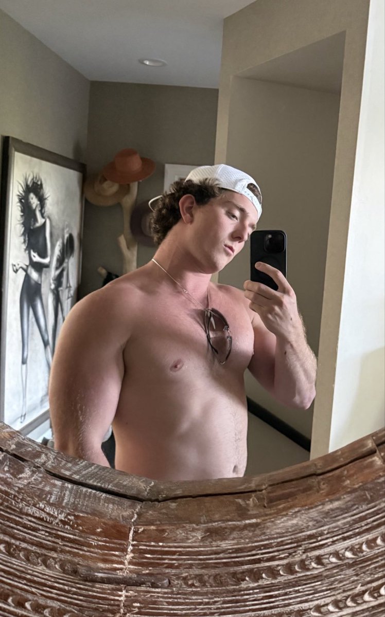beckhamwhore's tweet photo. instagram vs grindr https://t.co/GHQ2OHFKAX