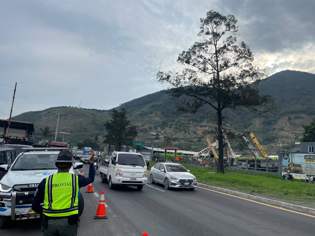 Brigadas de Provial del @CIV_Guatemala realizan trabajo preventivo de control y regulación del tránsito vehicular en el km 30 de la ruta al Pacifico [CA-9 Su…
