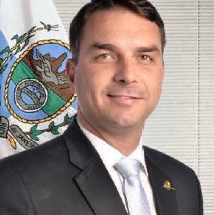 poponze's tweet photo. 🚨Flávio Bolsonaro acaba de anunciar que DESISTIU de participar do debate presidencial da TV Globo, que acontece hoje:

“Acabo de tomar a decisão de não ir ao debate da Globo em função da censura imposta ao evento pelo TSE. A imprensa tem que ser livre e as eleições limpas. Em breve mais detalhes.”
