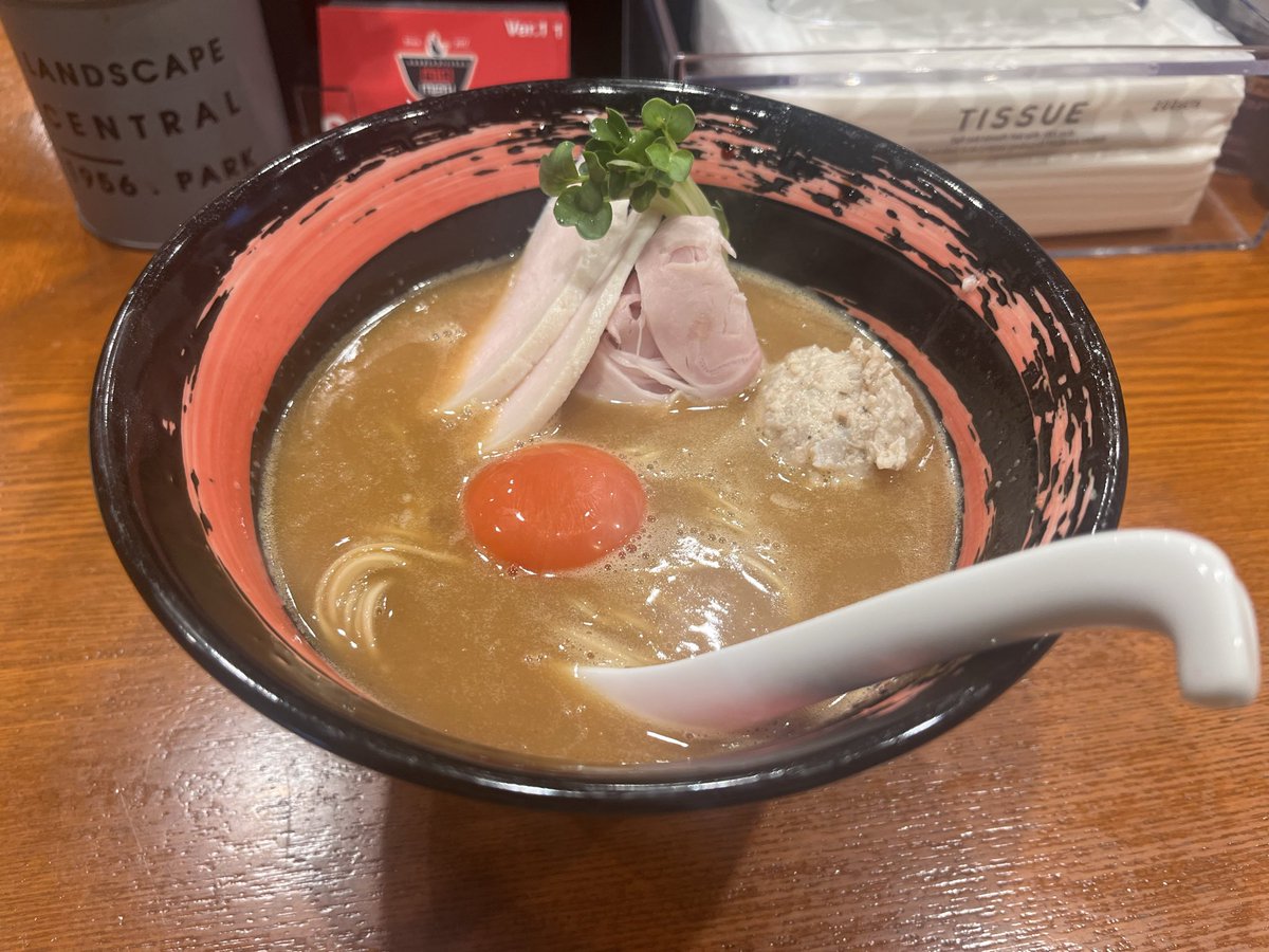 shigemi00917's tweet photo. 昨日は、天下一品🍜食べれなくて！
隣のラーメン屋さんに☝️

六九麺🍜に入店☘️

ラーメン「六九麺」は、鶏ガラベースのスープが自慢のラーメン店。

店名は「ロックメン」と読むらしい🎸 https://t.co/opFftERJnf