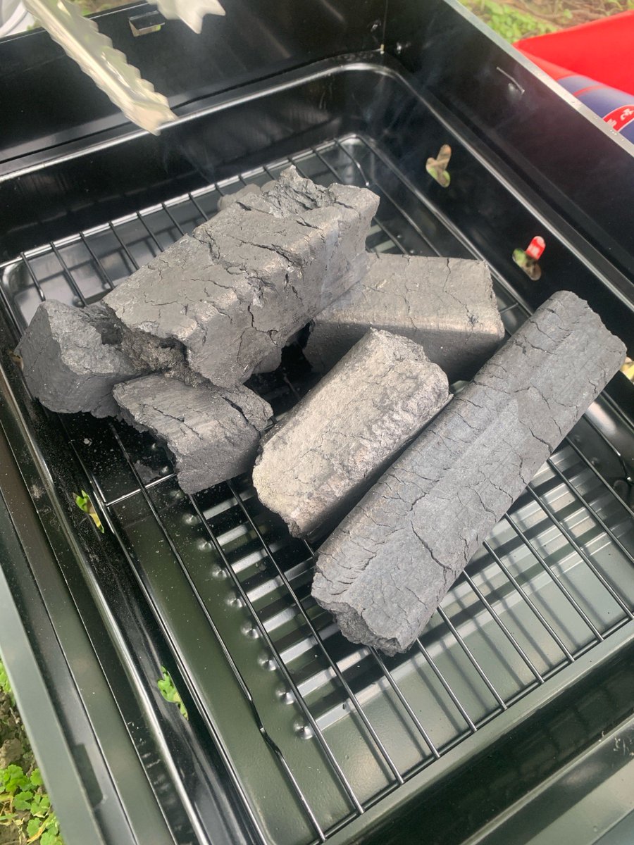 minwoolee120512's tweet photo. Hey guys, I just stopped by the stall and grabbed a bag of昂谓炭, it’s perfect for quick BBQ!， https://t.co/URNRlqEglM
