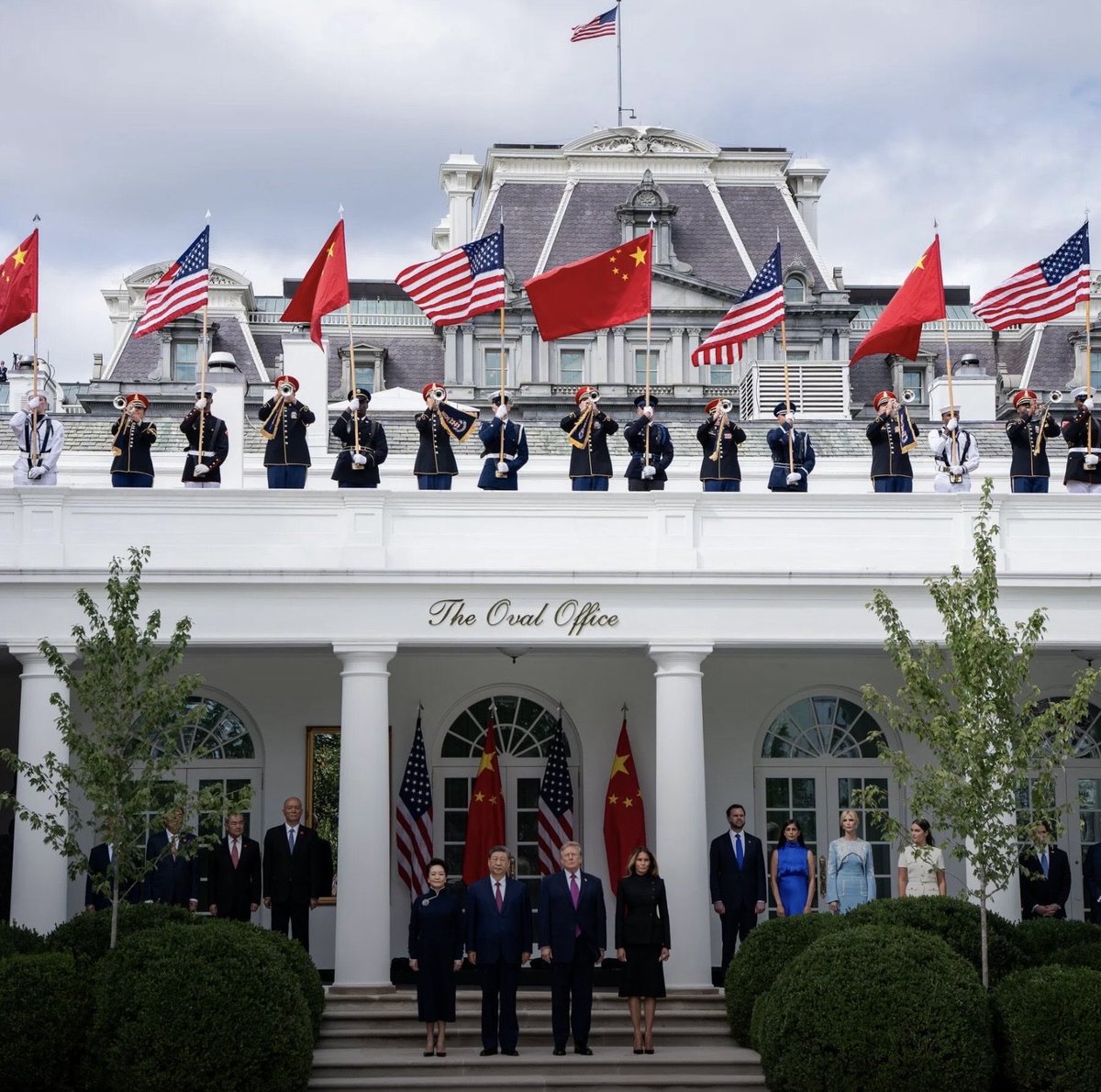 dudeonthebay's tweet photo. Remember this picture next time Trump accuses Democrats of being communists https://t.co/ZISTwe0FO3