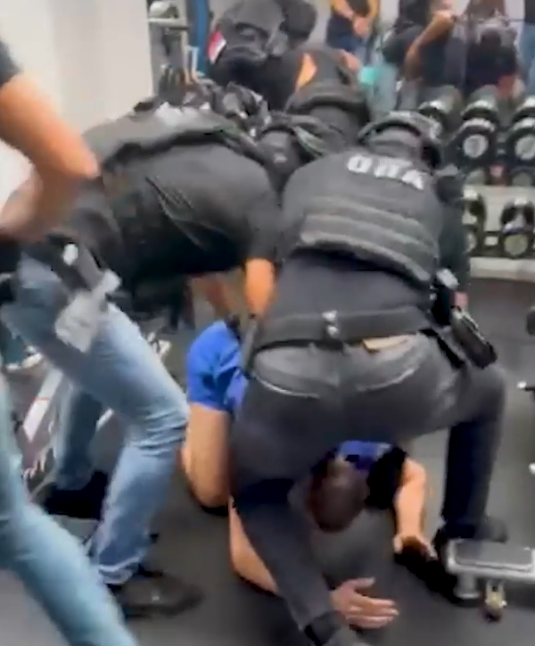 _Razmatramo_'s tweet photo. 20 pandura naoružanih do zuba, sa fantomkama, sa pancirima, u teretani hapse... Teroriste? Ubice? Narko dilere? Odgovorne za smrt 16 ljudi? Ne... hapse čoveka za koga tvrde da je napravio lažni SNS nalog na viberu. https://t.co/q997GGZ8GT