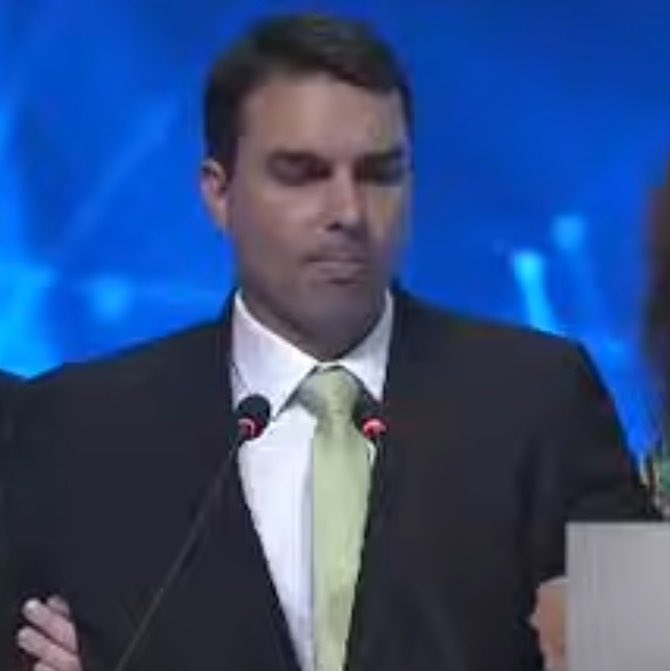 DanielBaima's tweet photo. @FlavioBolsonaro KKKKKKK, correu do Renan de novo, puta do Vorcaro? Você é uma vergonha, medroso e cagão. Não é homem pra nada! https://t.co/NX9uKAPe4g
