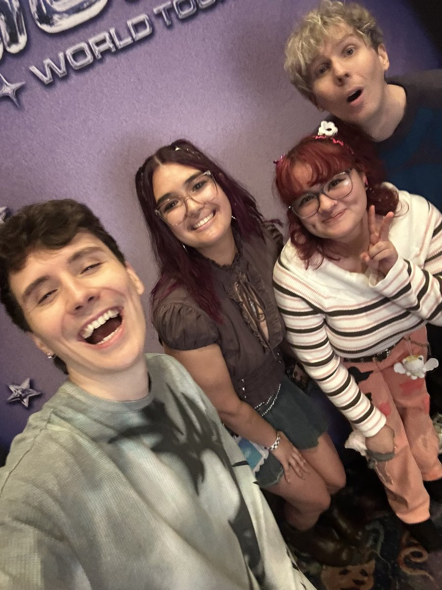 llilachowell's tweet photo. got to meet dan and phil with my best friend :,) i love my phannie life<3 #hardlaunchtour https://t.co/sm6OPLfvNw