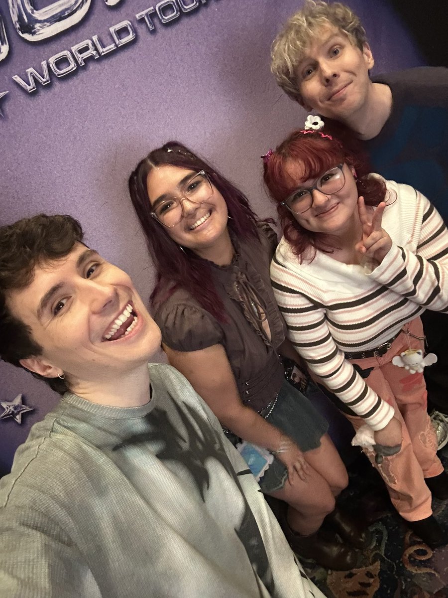 llilachowell's tweet photo. got to meet dan and phil with my best friend :,) i love my phannie life<3 #hardlaunchtour https://t.co/sm6OPLfvNw
