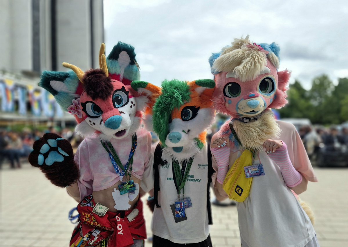 Taffuck's tweet photo. Trio of floof at Eurofurence 🧡💖💙
With @HiccaDaFox and @BloomyDoggo!

#Eurofurence #fursuit #furry https://t.co/WZIo1EoRLw