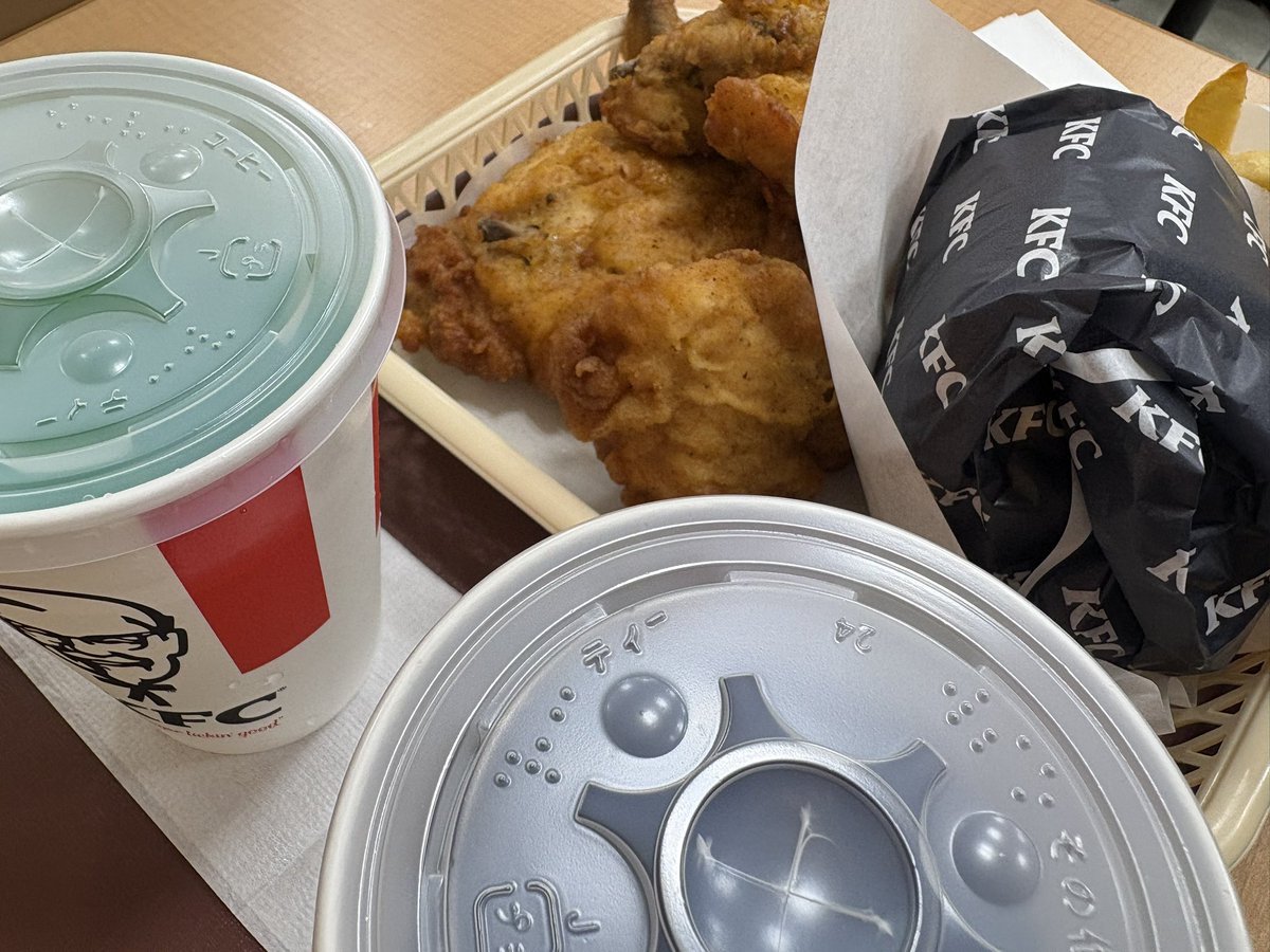 bsk___mr's tweet photo. おーしまさんへ
今年の月見は3か所で楽しみました🌙🍔
ケンタッキーの月見は破壊力あるからもしタイミングあれば食べてみてください😎 https://t.co/FsMEN0zO3E