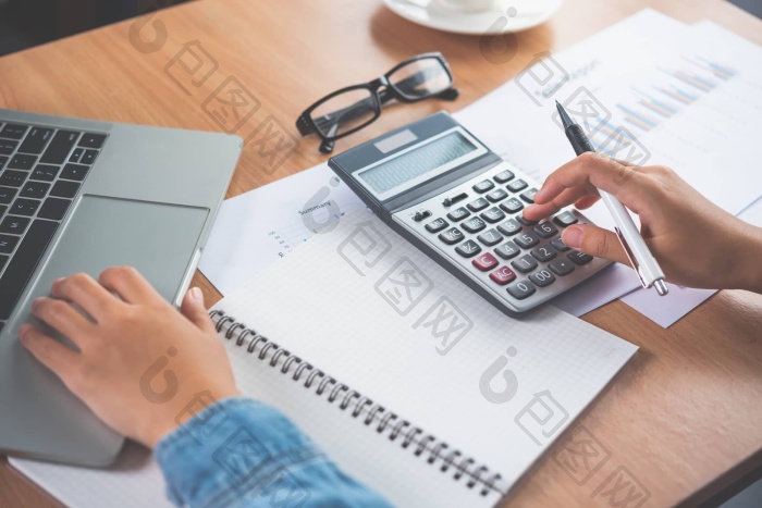 EverleighOma's tweet photo. Hoy en la universidad: el profer de matemáticas usó una calculadora para ensear sumas básicas y se equivocó. Todo el curso se rió, nadie prestó atención al resto de la clase. https://t.co/HJfY1mflGE