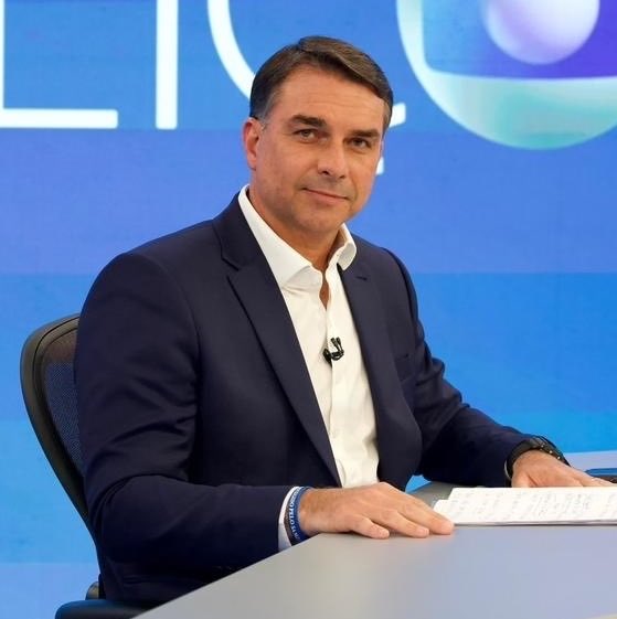 updatecharts's tweet photo. 🚨 Flávio Bolsonaro acaba de DESISTIR do debate na TV Globo. https://t.co/pVt4Dc2yYs