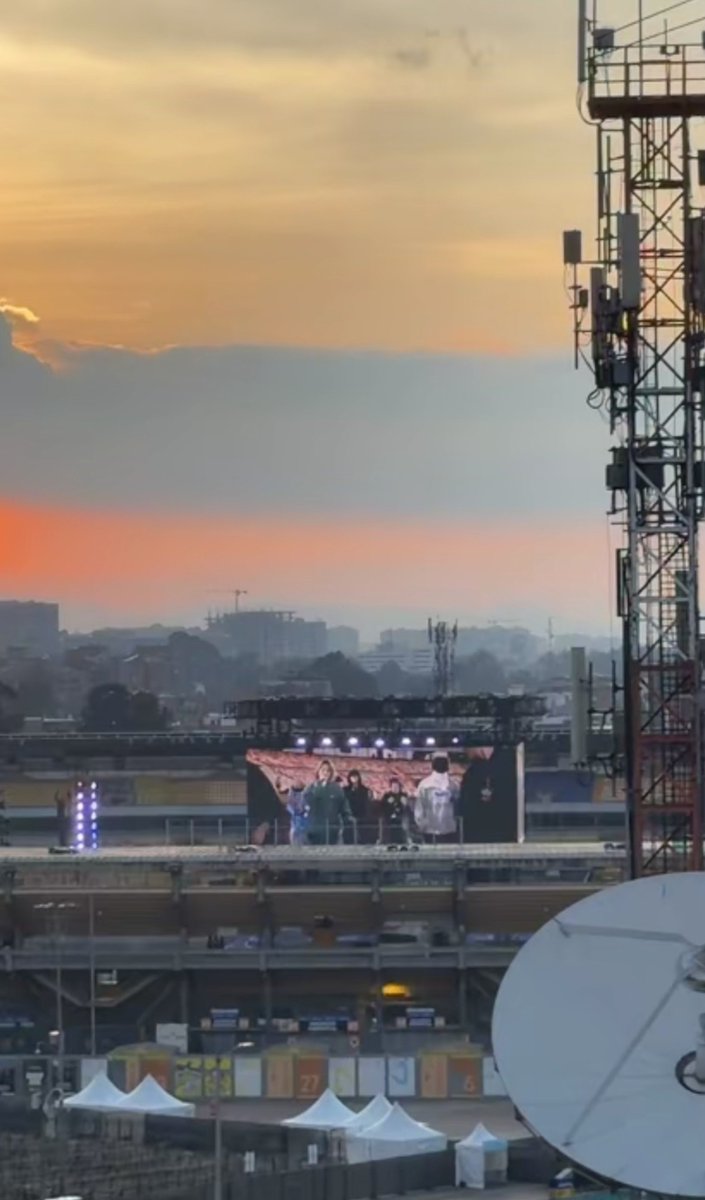 wandyxbities's tweet photo. MIENTRAS BTS ENSAYA EN EL CIELO SE VE LA BANDERA DE COLOMBIA 
VIVA COLOMBIAAAAAAA VIVA FALCAOOOOOOO https://t.co/DtVKoe5e5w
