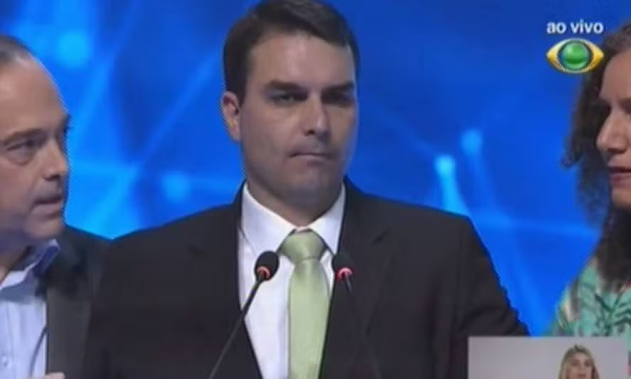 camarotedacpi's tweet photo. 🚨 AGORA | Flávio Bolsonaro desiste de debate na Globo e acusa TSE de censurar a imprensa. https://t.co/xoHhdmzDRX