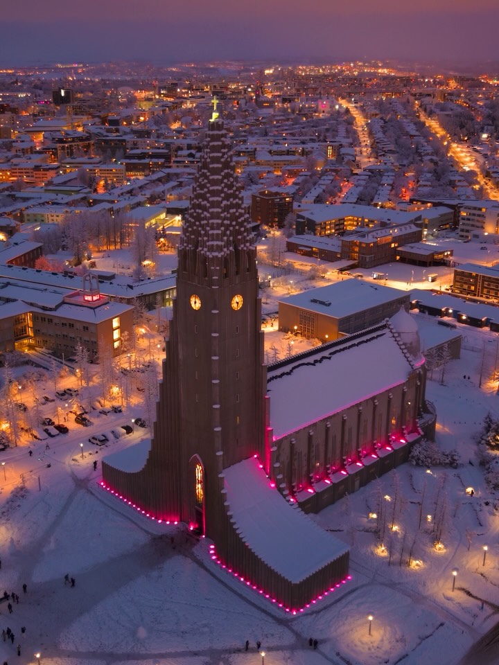 Lemes95's tweet photo. Wishing you a Merry Christmas from Iceland’s beautiful landscapes 🎄🎅🏼✨

↠ In Icelandic, we say: Gleðileg Jól 🇮🇸 https://t.co/YF6fvgZSnr