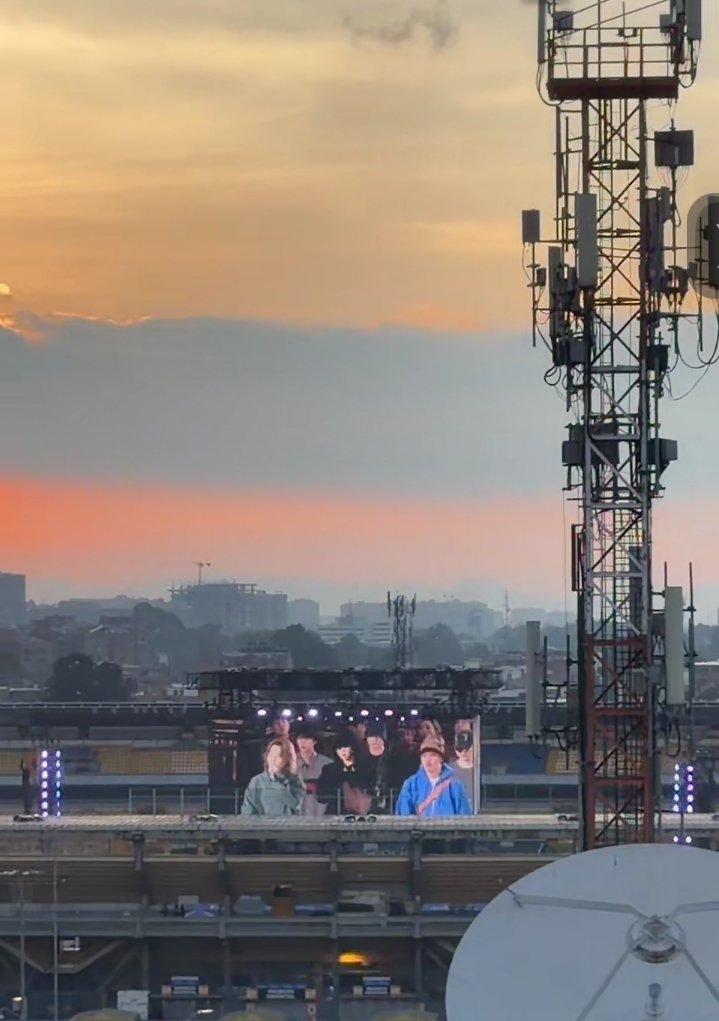 lovely_hippier's tweet photo. MK BTS ENSAYANDO IDOL Y EL CIELO DE LOS COLORES DE LA BANDERA DIOS https://t.co/K96vcShapQ