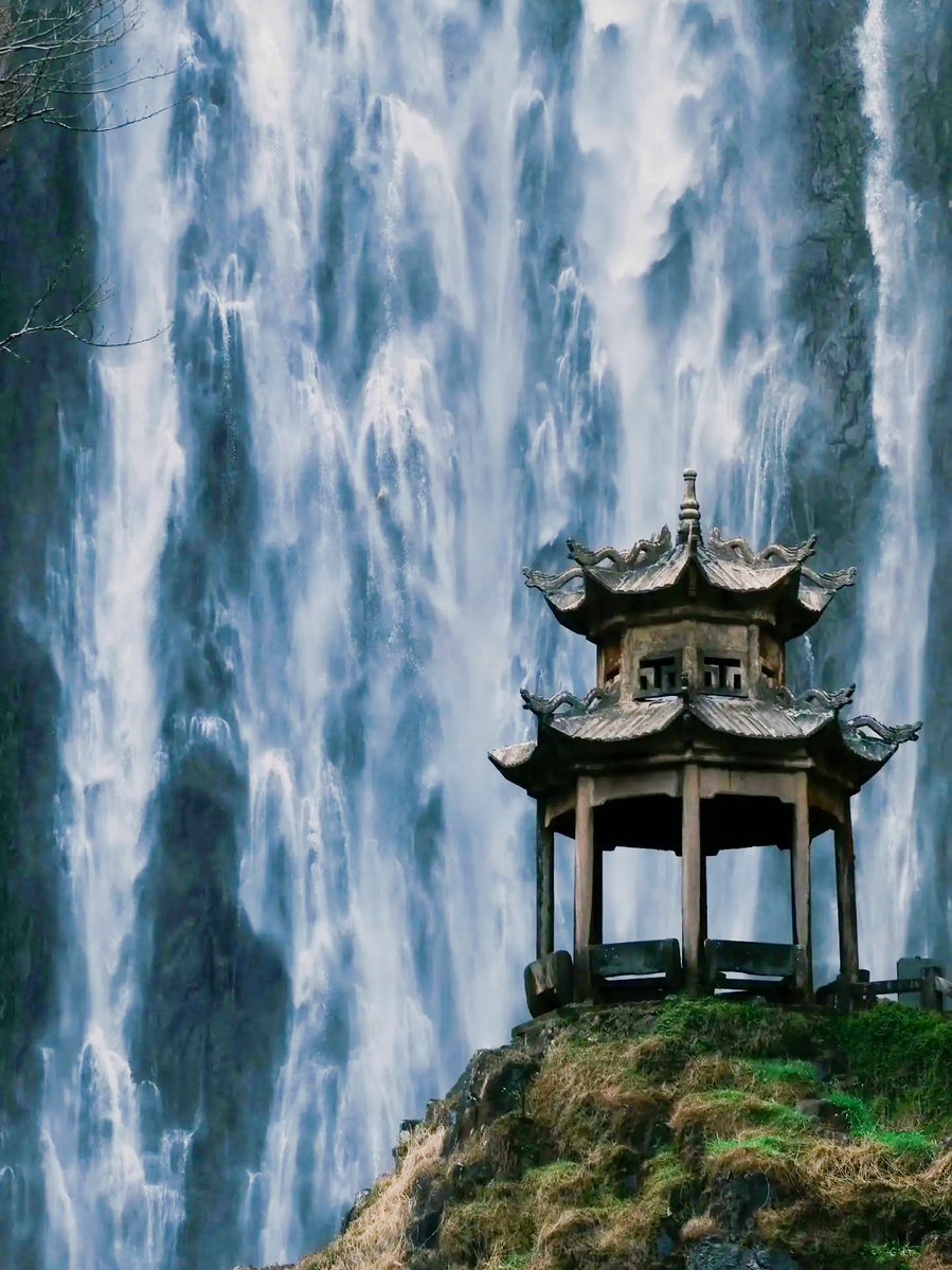 kebr7Wz2rXzr4QL's tweet photo. [Just got to the 100-zhang waterfall at the mountain peak! The view is insane!] https://t.co/uB6f8LweiY