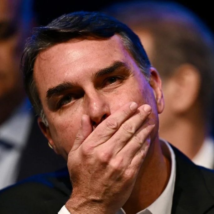 maismissao's tweet photo. URGENTE! 🚨

Após confirmação de Renan Santos no debate da Globo, Flávio Bolsonaro diz que DESISTE de participar do debate na emissora. https://t.co/b7dAJrHkbN