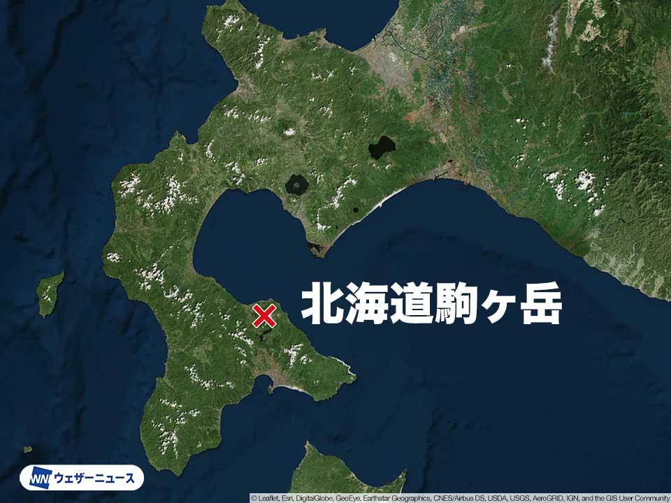 wni_jp's tweet photo. 【火山情報 噴火警報】
今日10月2日(金)7時30分、道南の火山「北海道駒ヶ岳」の噴火警戒レベルが、レベル1からレベル2（火口周辺規制）に引き上げられました。
気象庁によると、北海道駒ヶ岳では火山性地震が増加していて、小噴火が発生する可能性があるとしています。
https://t.co/ftqyVZ3DMa https://t.co/ACa9TtfV74