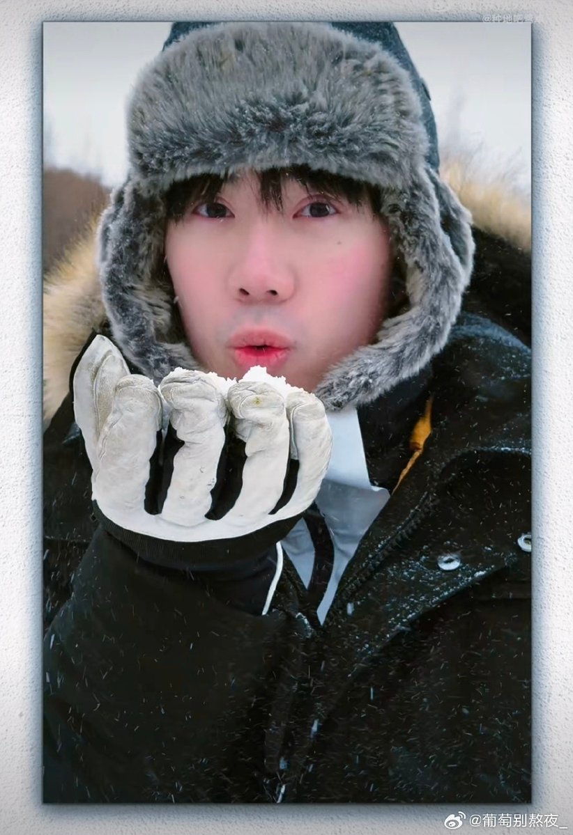 oti_vid1734's tweet photo. A handsome man, Fei Ying, looks cool under the sun! https://t.co/BghD3O28ED