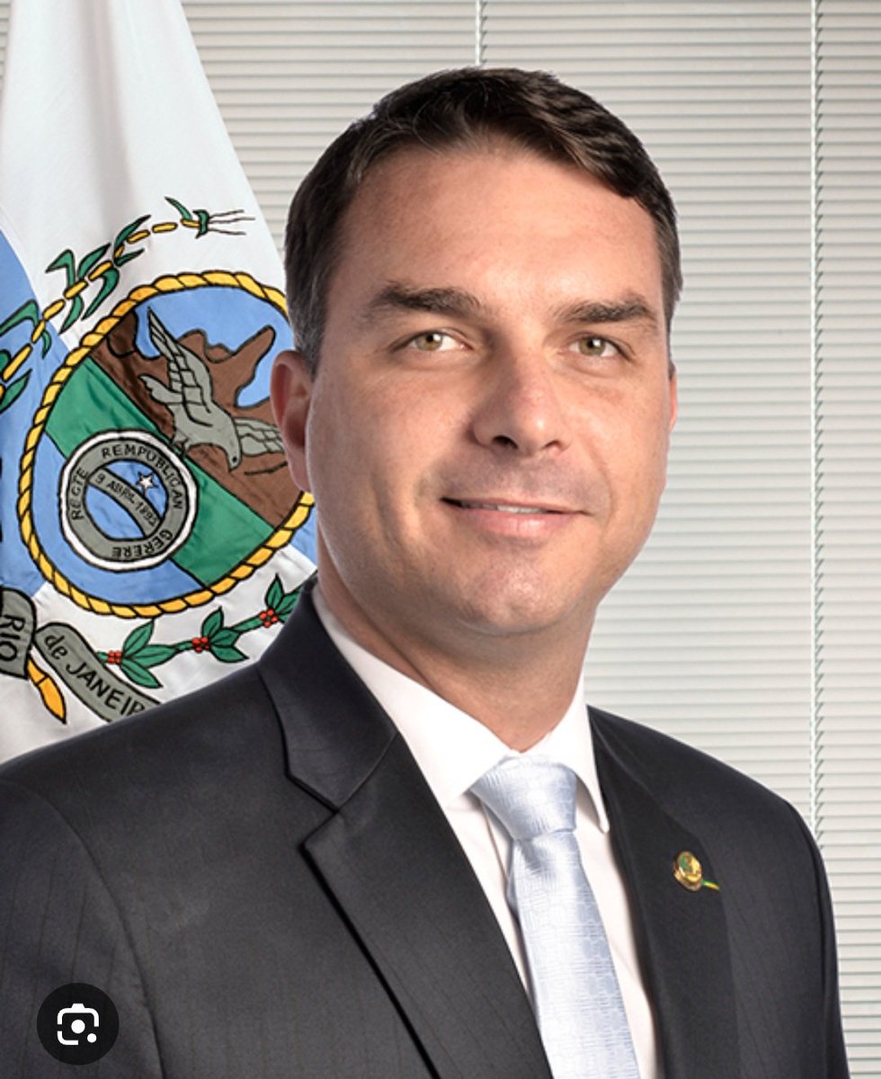 funildombl's tweet photo. URGENTE: Flávio Bolsonaro desistiu do debate após Renan Santos ser confirmado 

Eu pergunto a vocês: alguém que não tem coragem de enfrentar um adversário, merece ser presidente do Brasil? https://t.co/M7QD3rJOrQ