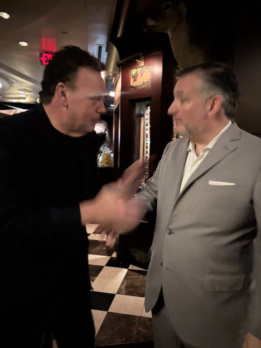 DavidFaitelson_'s tweet photo. Solo para conocedores…
Y de política.
Miren con quien intercambié algunos puntos de vista… https://t.co/JKTK7qkkXL