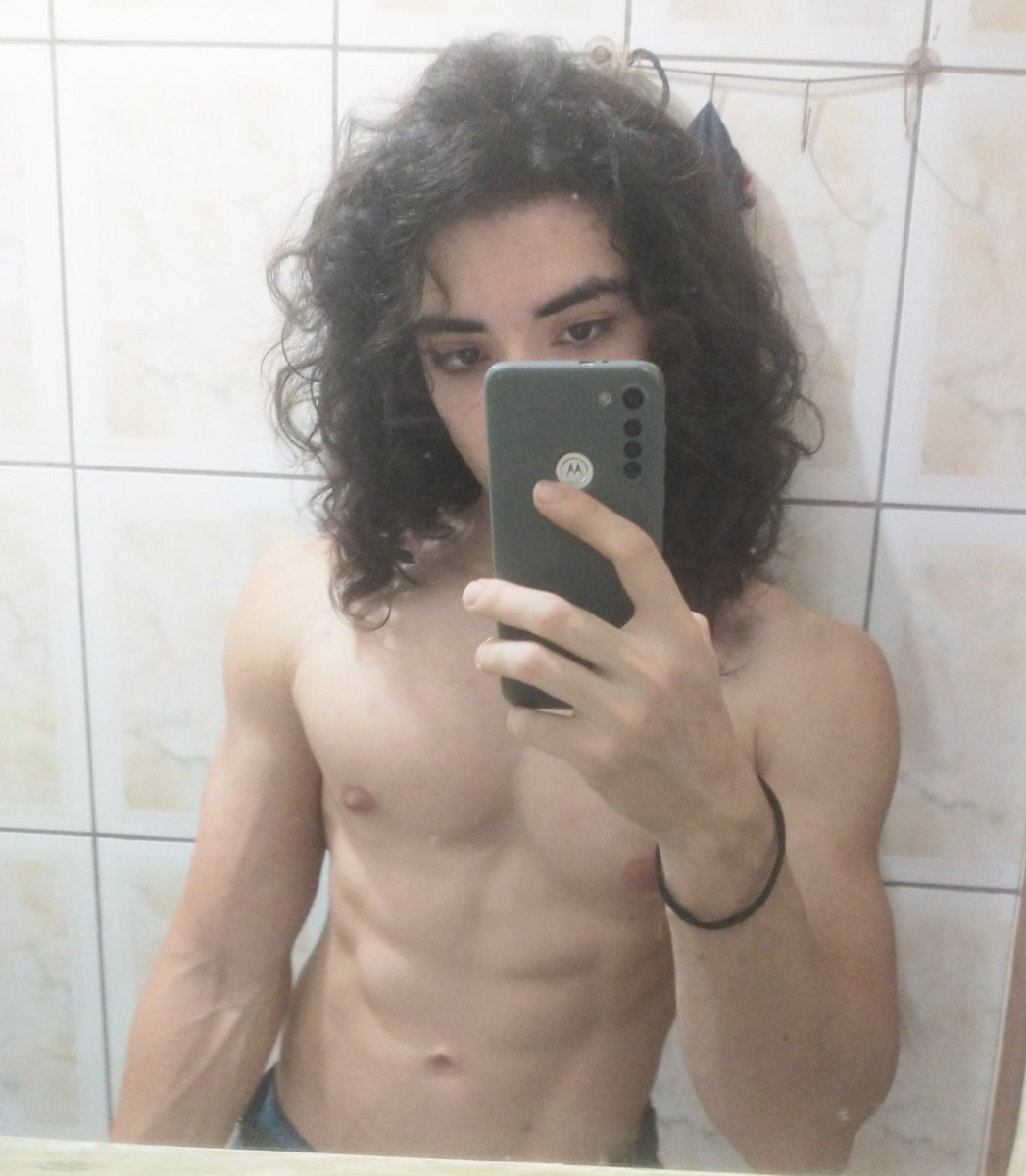 HBernim6935's tweet photo. Infelizmente meu celular morreu:/ tive q usar esse mas a câmera e etc é horrível. https://t.co/SrjNBa3Mae